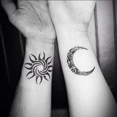 Tatouages jumelés pour les amoureux : 50 idées géniales pour dire que vous êtes ensemble pour toujours