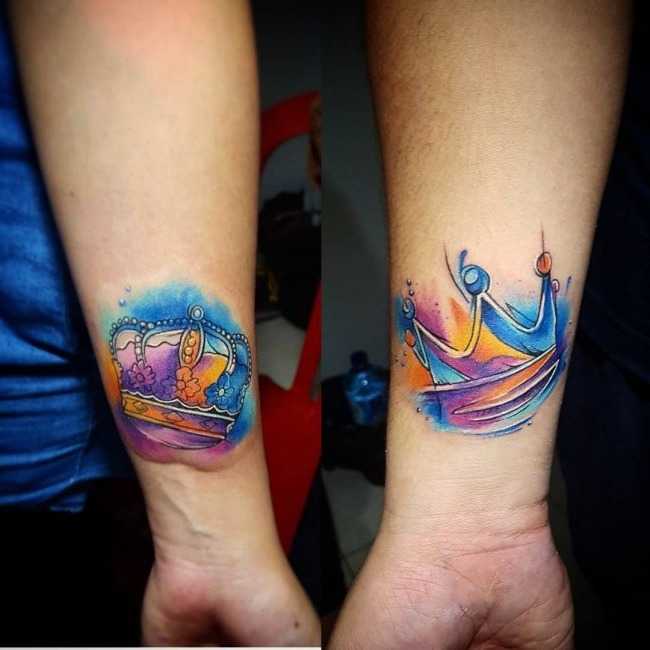tatouages de couronnes jumelées