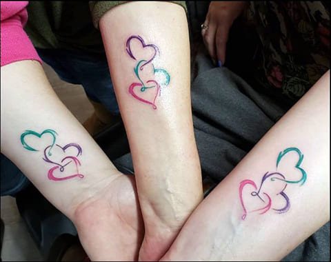 Tatouages en paires sur le poignet