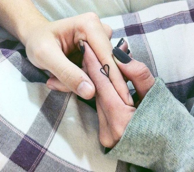 Tatouage d'un couple de cœurs