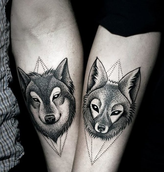 Les tatouages de loup et de renard se complètent à merveille.
