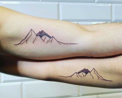 Tatouages en couple pour deux amoureux. Croquis, légendes de photos avec traduction pour mari et femme, petit ami et petite amie