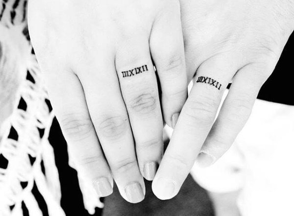Tatouages en couple pour deux amoureux. Croquis, inscriptions sur photo avec traduction pour mari et femme, petit ami et petite amie
