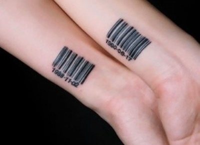 Tatouages en couple pour deux amoureux. Croquis, légende de photo avec traduction pour mari et femme, petit ami et petite amie