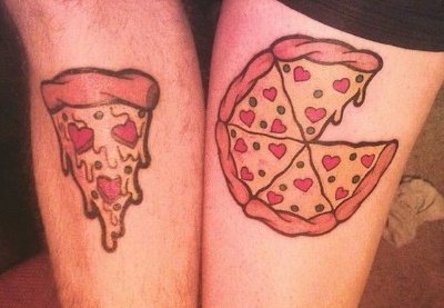 Tatouages en couple pour deux amoureux. Croquis, légende de photo avec traduction pour mari et femme, petit ami et petite amie