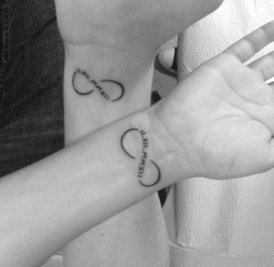 Tatouages en couple pour deux amoureux. Croquis, légende de photo avec traduction pour mari et femme, petit ami et petite amie