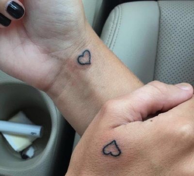 Tatouages de couple pour deux personnes qui s'aiment. Croquis, inscriptions sur photo avec traduction pour mari et femme, garçon et fille.