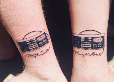 Tatouages en couple pour deux amoureux. Croquis, légende de photo avec traduction pour mari et femme, petit ami et petite amie