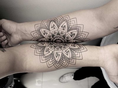 Tatouages en couple pour deux amoureux. Croquis, légende de photo avec traduction pour mari et femme, petit ami et petite amie