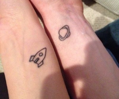 Tatouages de couple pour deux amoureux. Croquis, inscriptions sur photo pour mari et femme, petit ami et petite amie