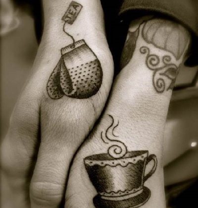 Tatouages en couple pour deux amoureux. Croquis, légende de photo avec traduction pour mari et femme, petit ami et petite amie