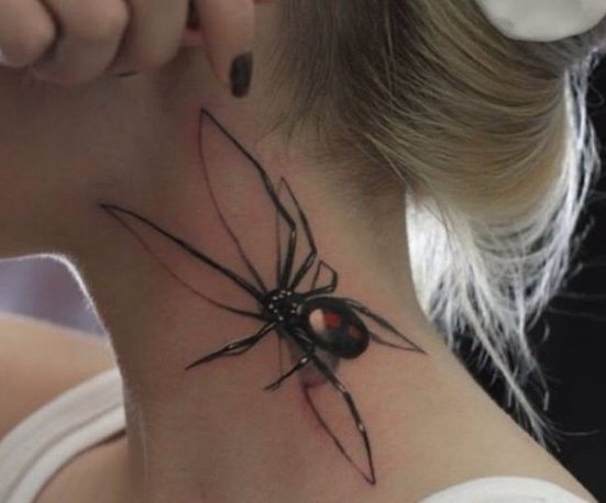 Araignée aux pattes fines sur le cou d'une femme.