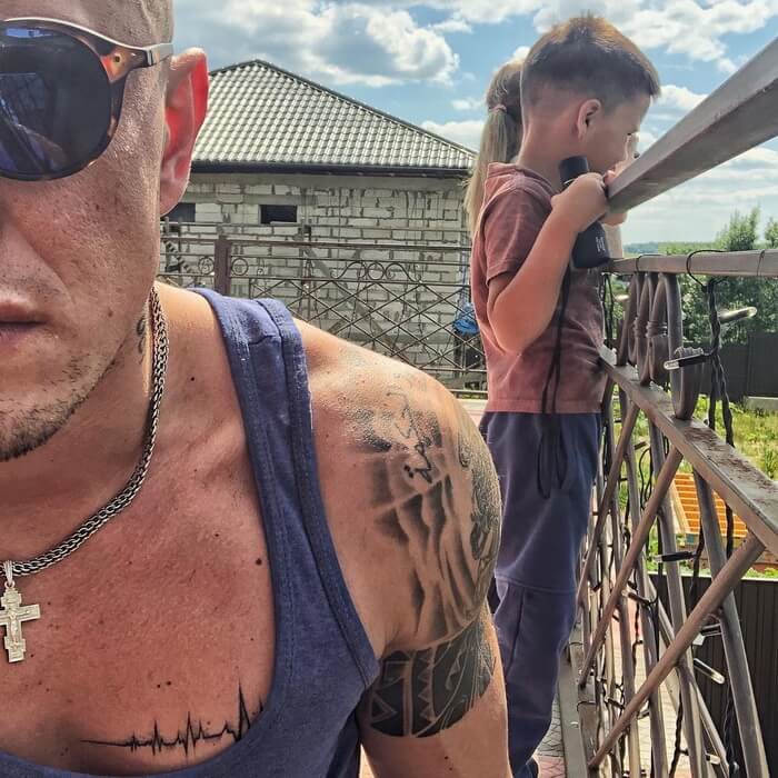 Pavel Priluchny montre son tatouage