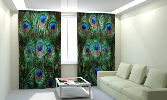 Plumes de paon sur des rideaux