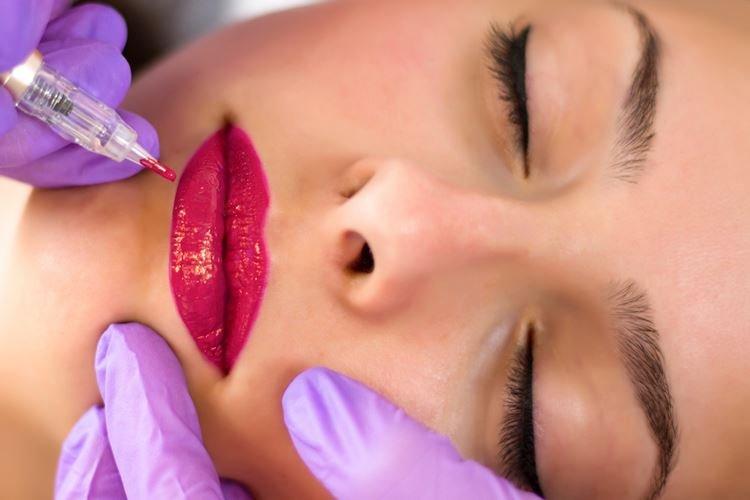 Rouge à lèvres permanent - Techniques de maquillage permanent des lèvres
