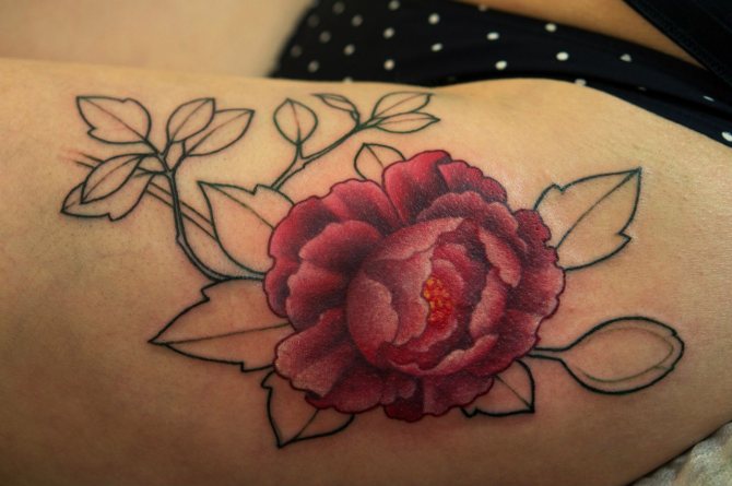 tatouage de pivoines sur la hanche