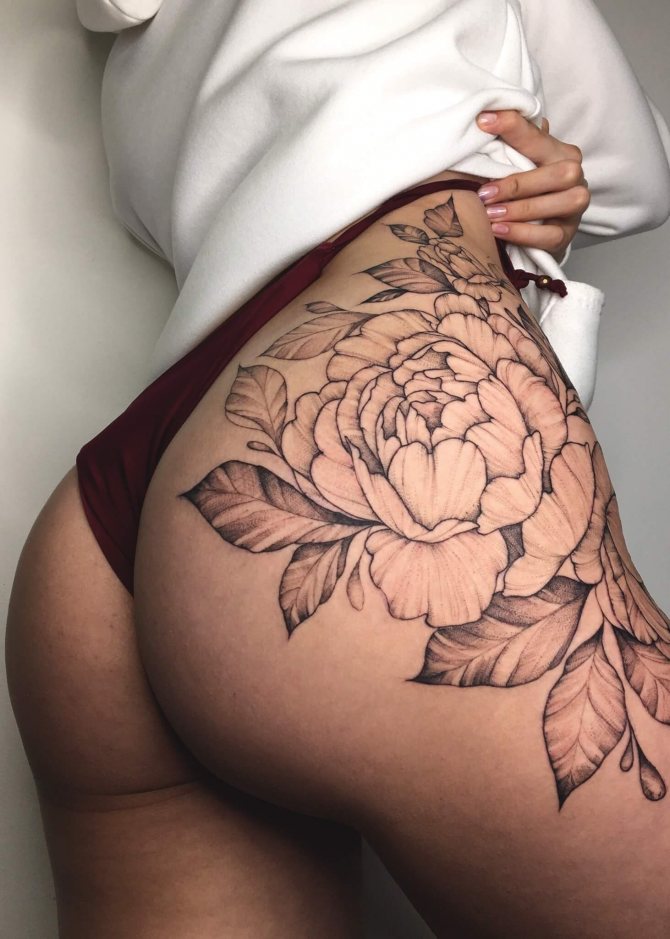 tatouage de pivoines sur la hanche