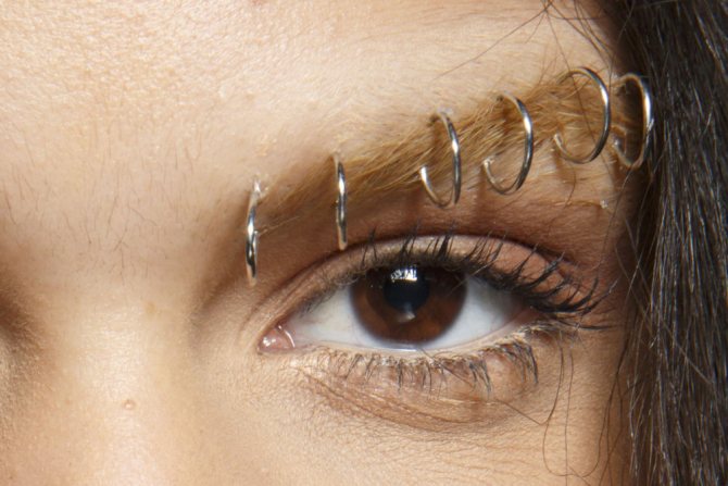 piercing des sourcils