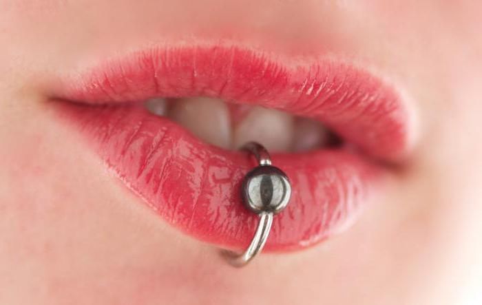 Perçage des lèvres. Puis-je faire un piercing à la lèvre à la maison ?