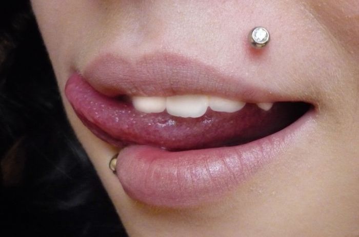 Perçage des lèvres. Puis-je faire un piercing à la lèvre à la maison ?