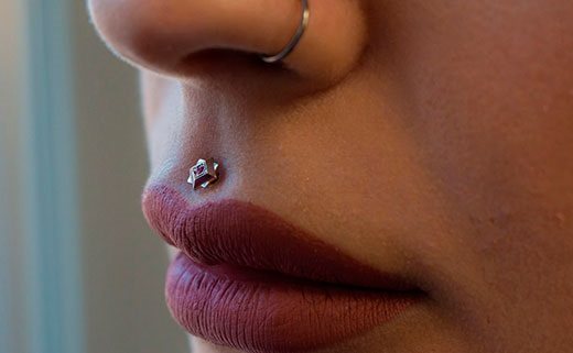 Perçage des lèvres : supérieur, inférieur. Photos de filles, comment faire, combien de temps cela guérit, comment soigner, le prix de l'intervention.