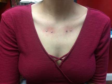 Les piercings de la clavicule sont souvent placés symétriquement près des os eux-mêmes.