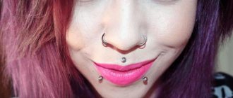Les piercings de la langue d'une fille
