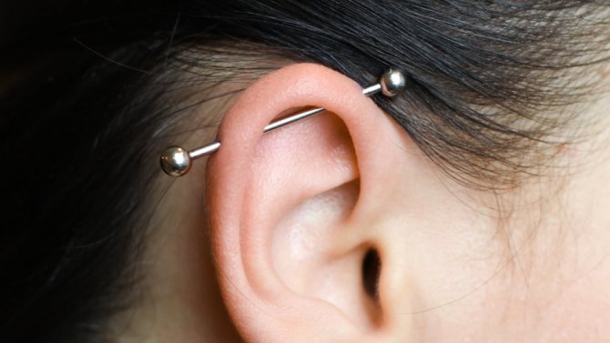 Perçage de l'oreille industrielle avec une perche classique
