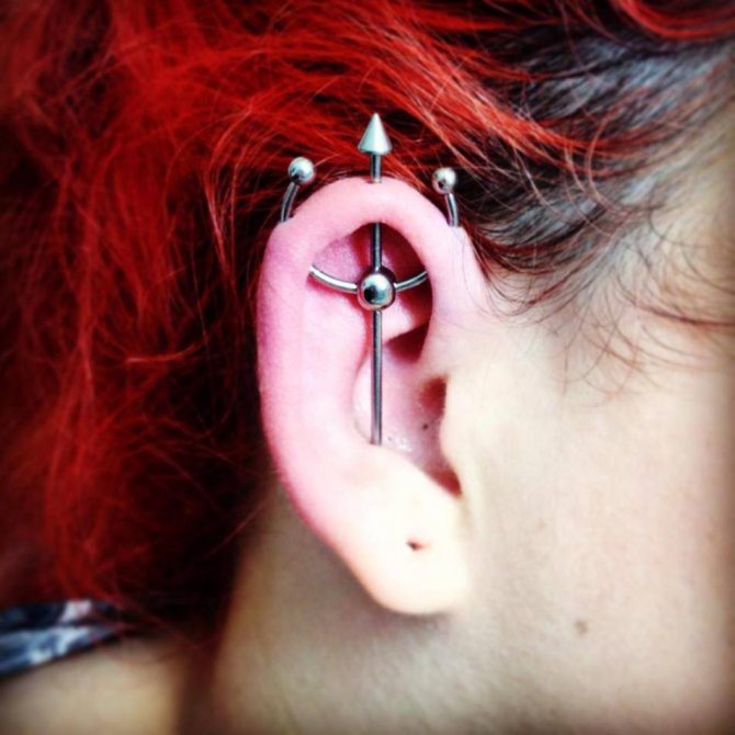 Piercing de tête industriel : clou à trois trous