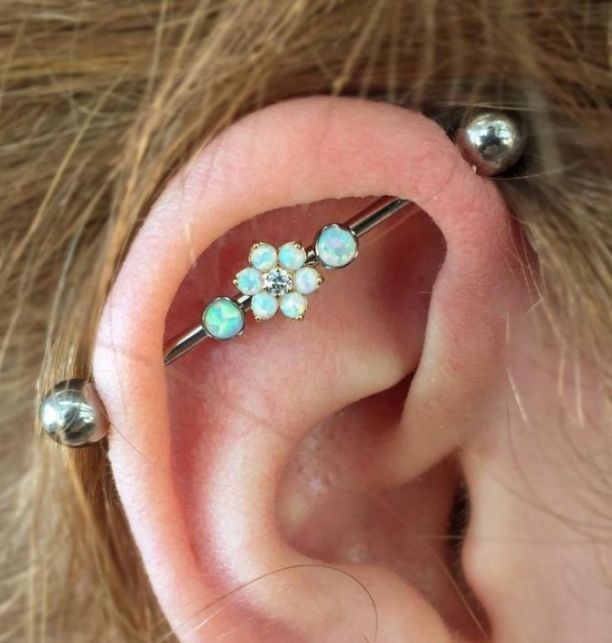 Perçage d'oreille industriel : clou avec fleur