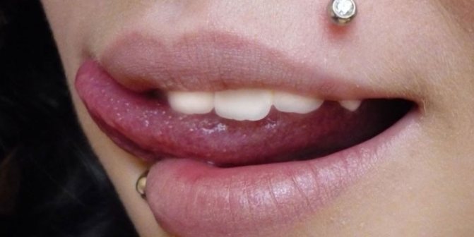 Piercings de la lèvre supérieure et inférieure d'une fille