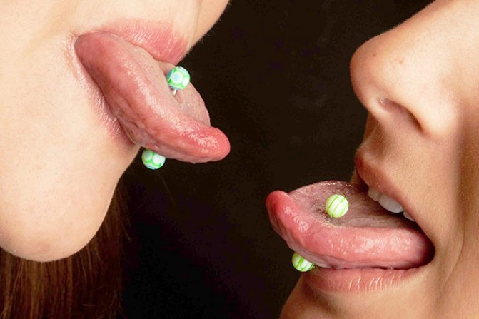 Barbell pour le perçage de la langue. Image, choix, taille, soins