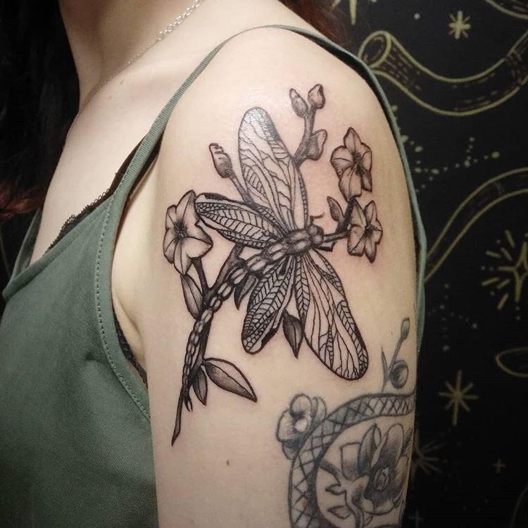 Une sélection de tatouages sur le thème de la libellule. Épaule
