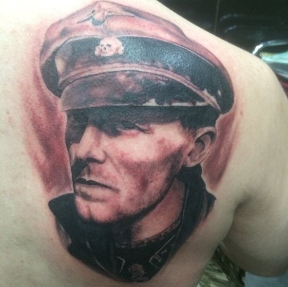 Portrait d'un homme : tatouage nazi