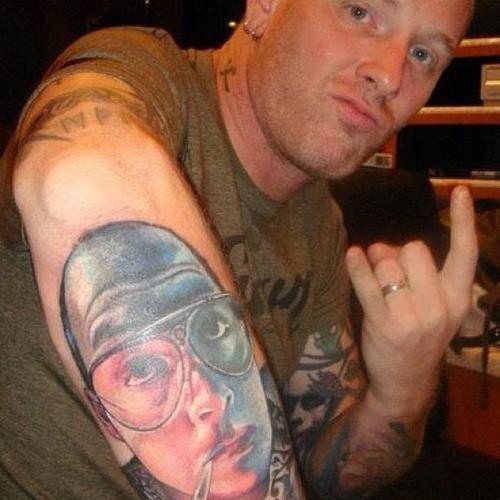 Le portrait de Hunter Thompson par Cory Taylor sur son bras.