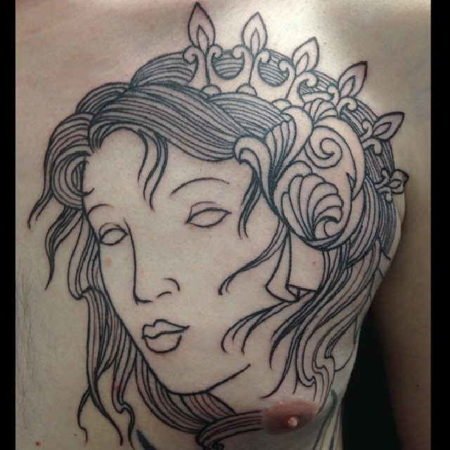 Tatouage de portrait sur la poitrine