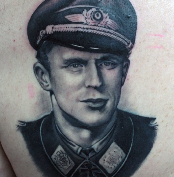 Portrait en tatouage nazi