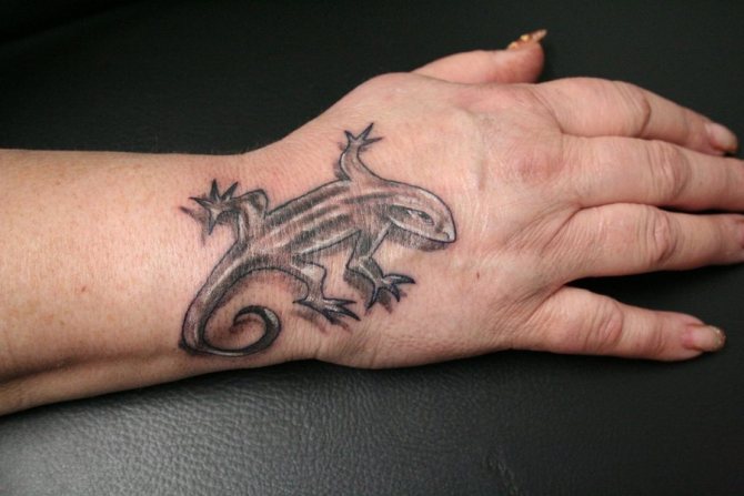 Faire un geste de la main avec un tatouage de ce type est susceptible d'attirer l'attention.