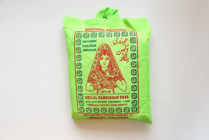 Préparation du henné pour le mehendi