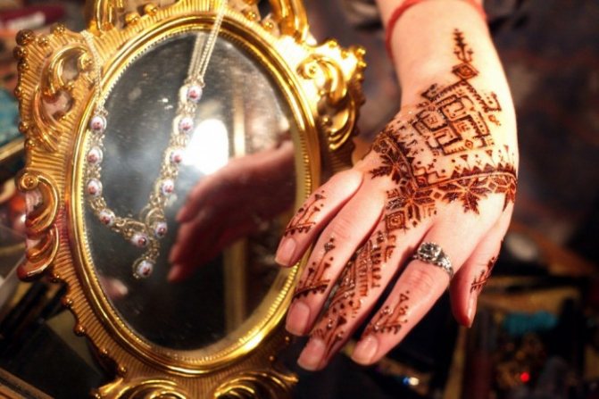 Mehendi africain avec des formes géométriques