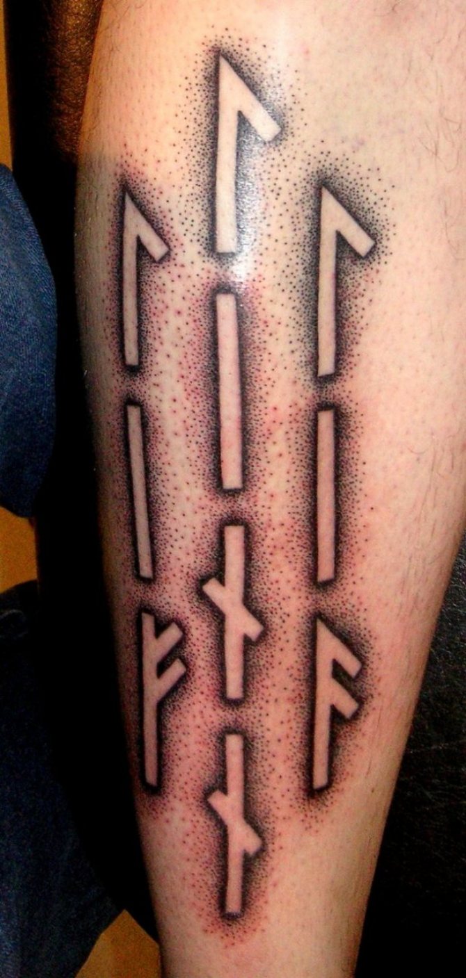 Un exemple de tatouage avec des runes-poèmes slaves. les runes supérieures - lela