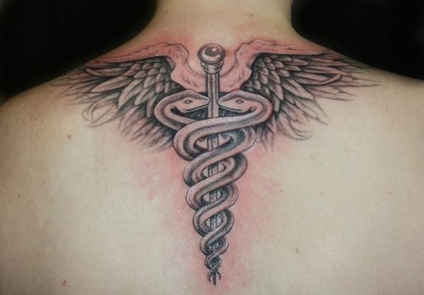 Exemple de tatouage avec le symbole de la vie (caducée)