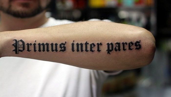 Primus inter pares premier parmi les égaux en latin tatouage