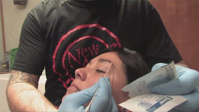 Procédure de perçage des sourcils en salon
