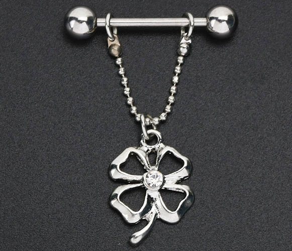 Piercing du mamelon pour les filles. Photos, critiques