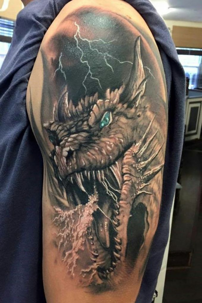 Dessiné dans les moindres détails, le tatouage de dragon est spectaculaire.