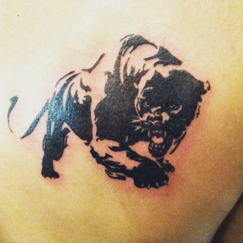 Tatouage simple de panthère avec bouche ouverte