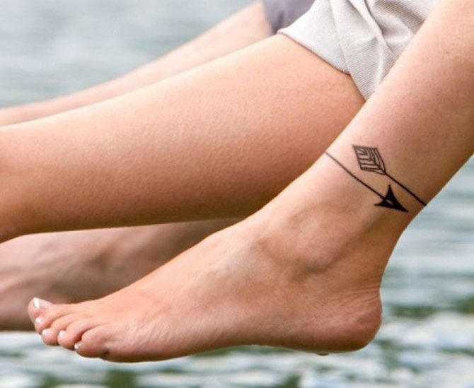 Bracelet de cheville avec flèches, tatouage simple