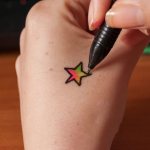Tatouages simples au stylo