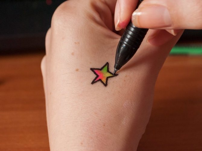 Tatouages simples au stylo